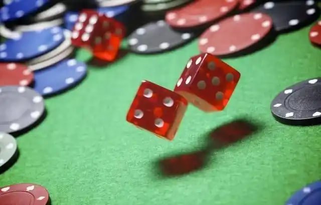 pastiwin138 app showing live blackjack table with multilingual dealer interface on mobile screen